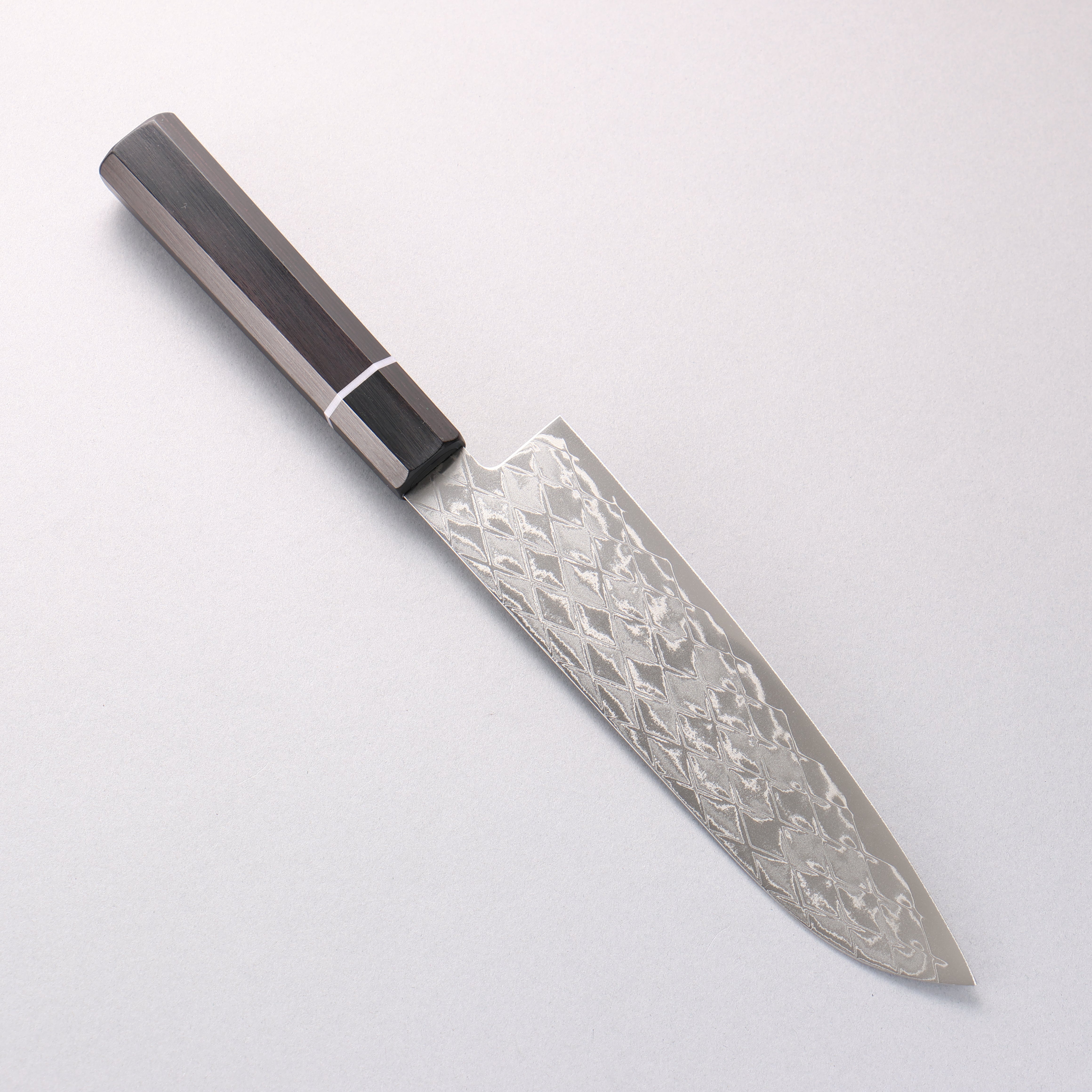 Seisuke AUS10 Espejo Cruzado Santoku 180mm Mango de madera Pakka Negro