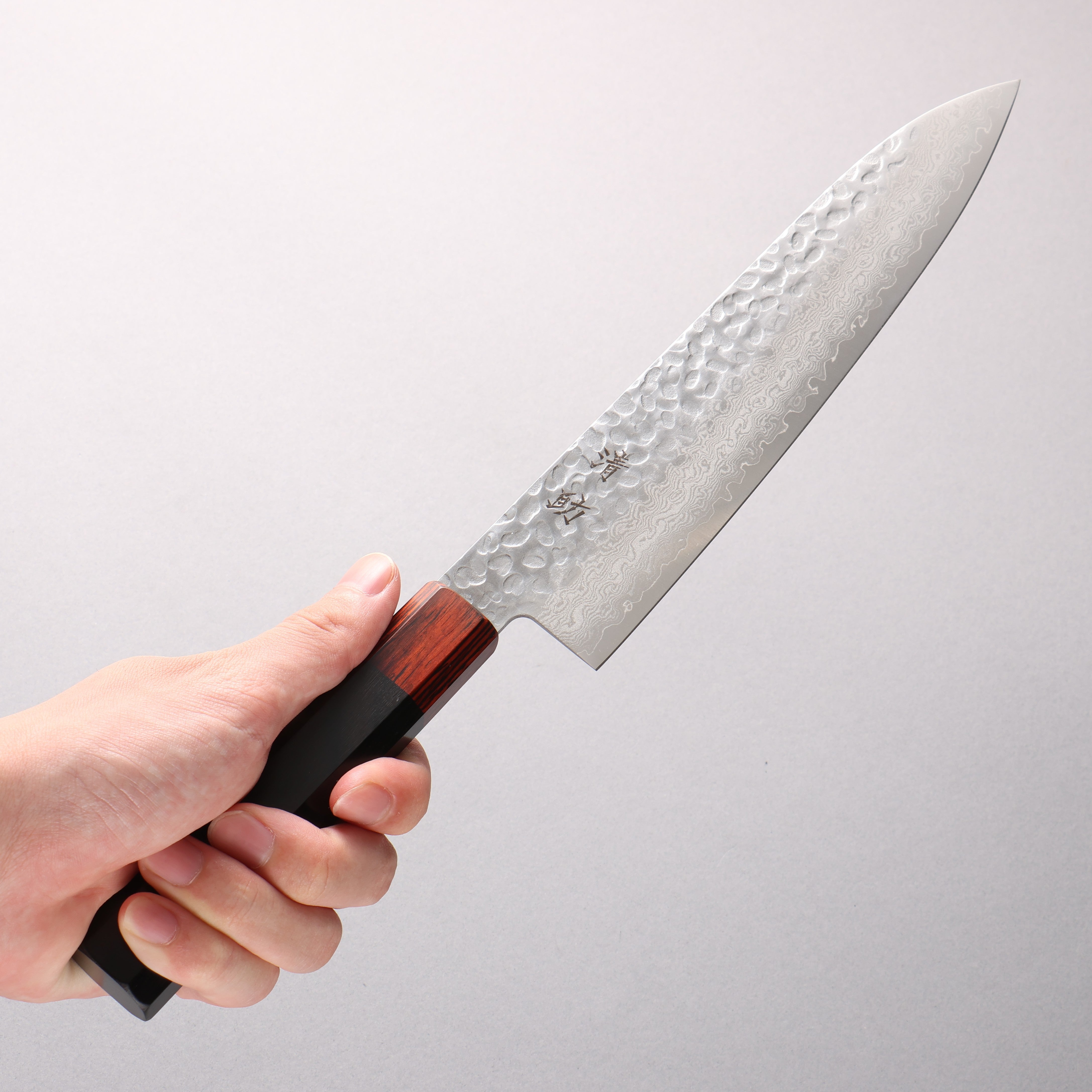 Seisuke VG10 33 Lagen gehämmerter Damast Gyuto 210 mm, schwarzer Pakkaholzgriff