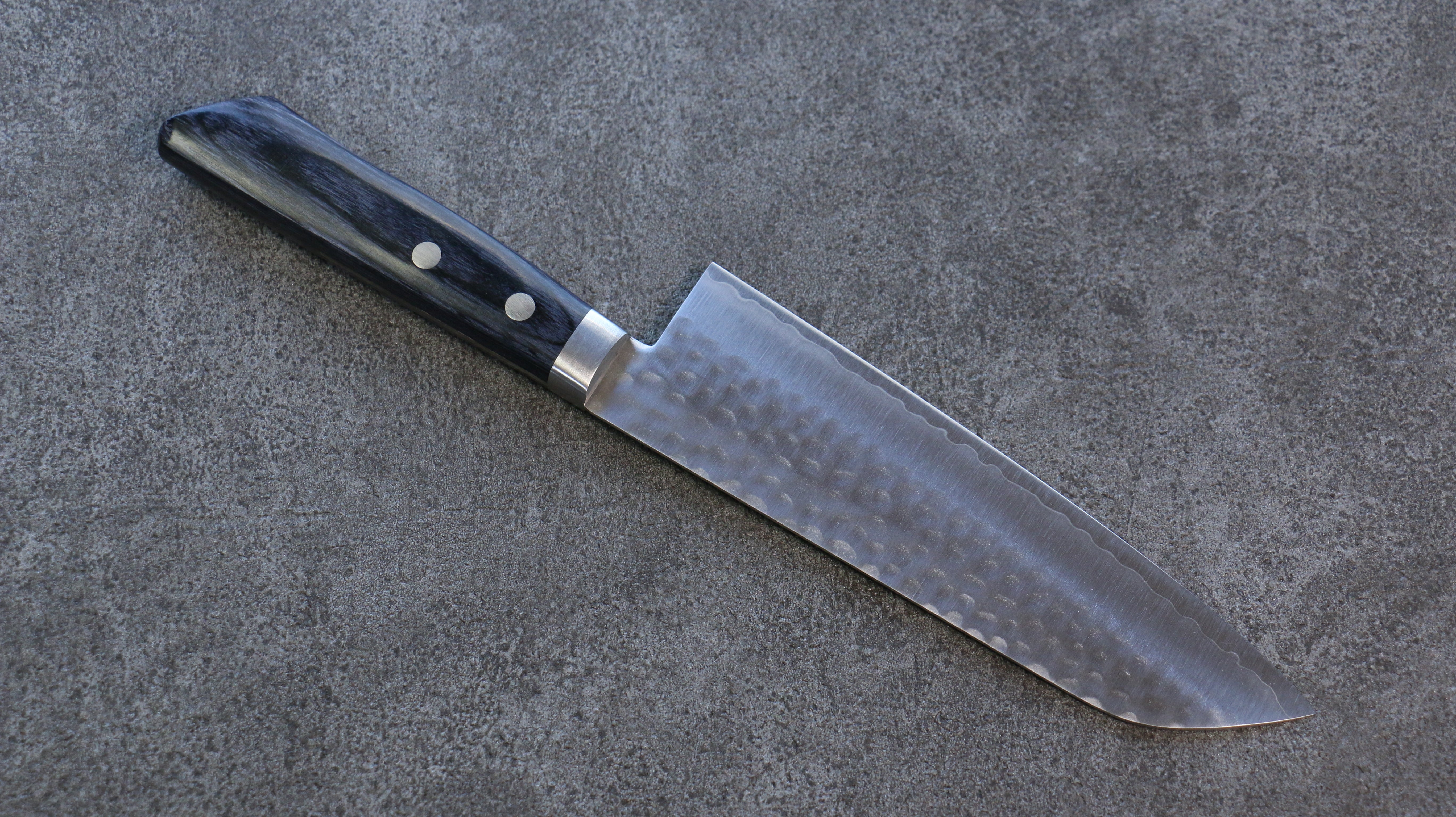 Kunihira VG1 Hammered Santoku 170mm Navy blue Pakka wood Handle - Japanny - Best Japanese Knife