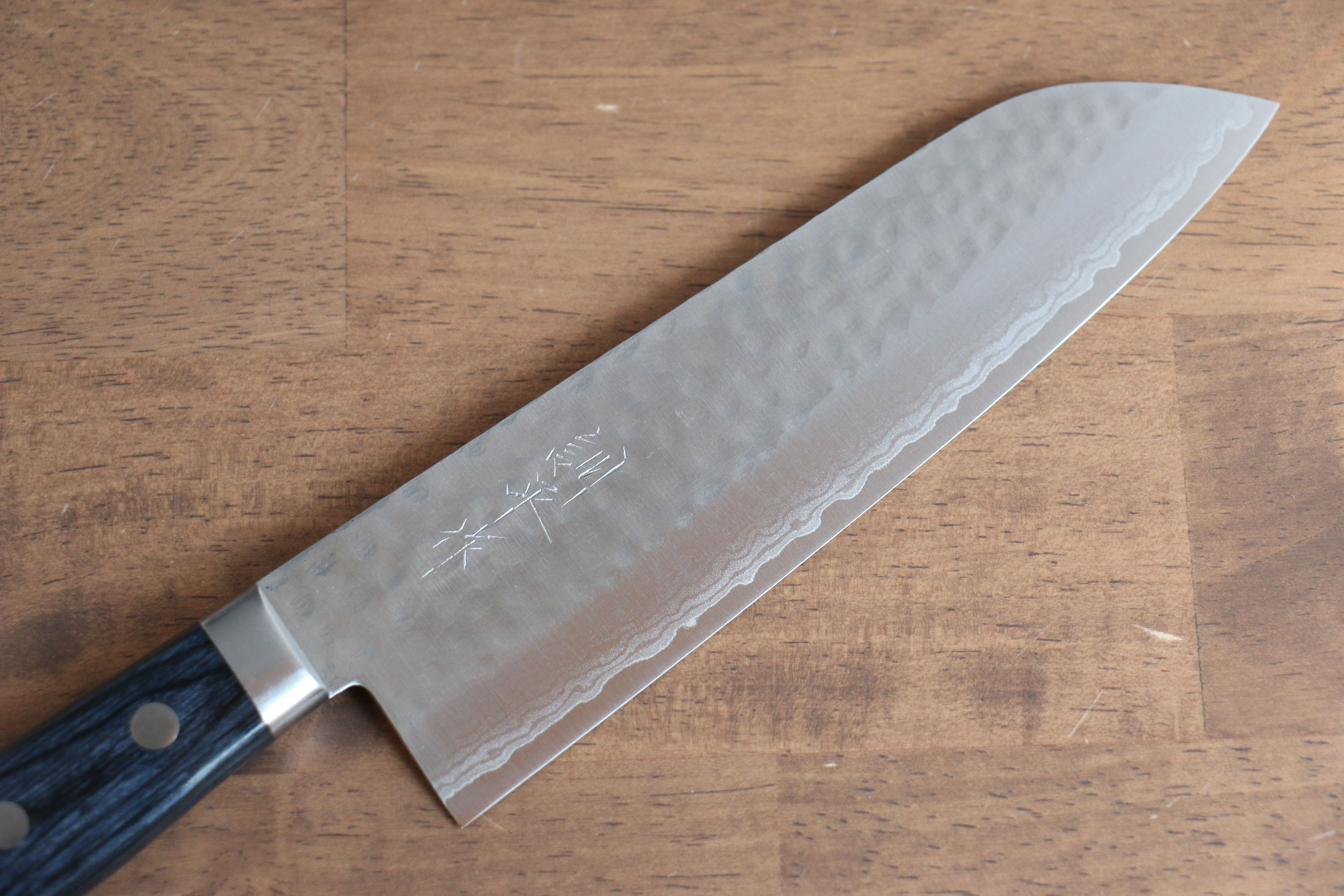Kunihira Kokuryu VG10 Hammered Damascus Santoku 170mm Navy blue Pakka wood Handle - Japanny - Best Japanese Knife