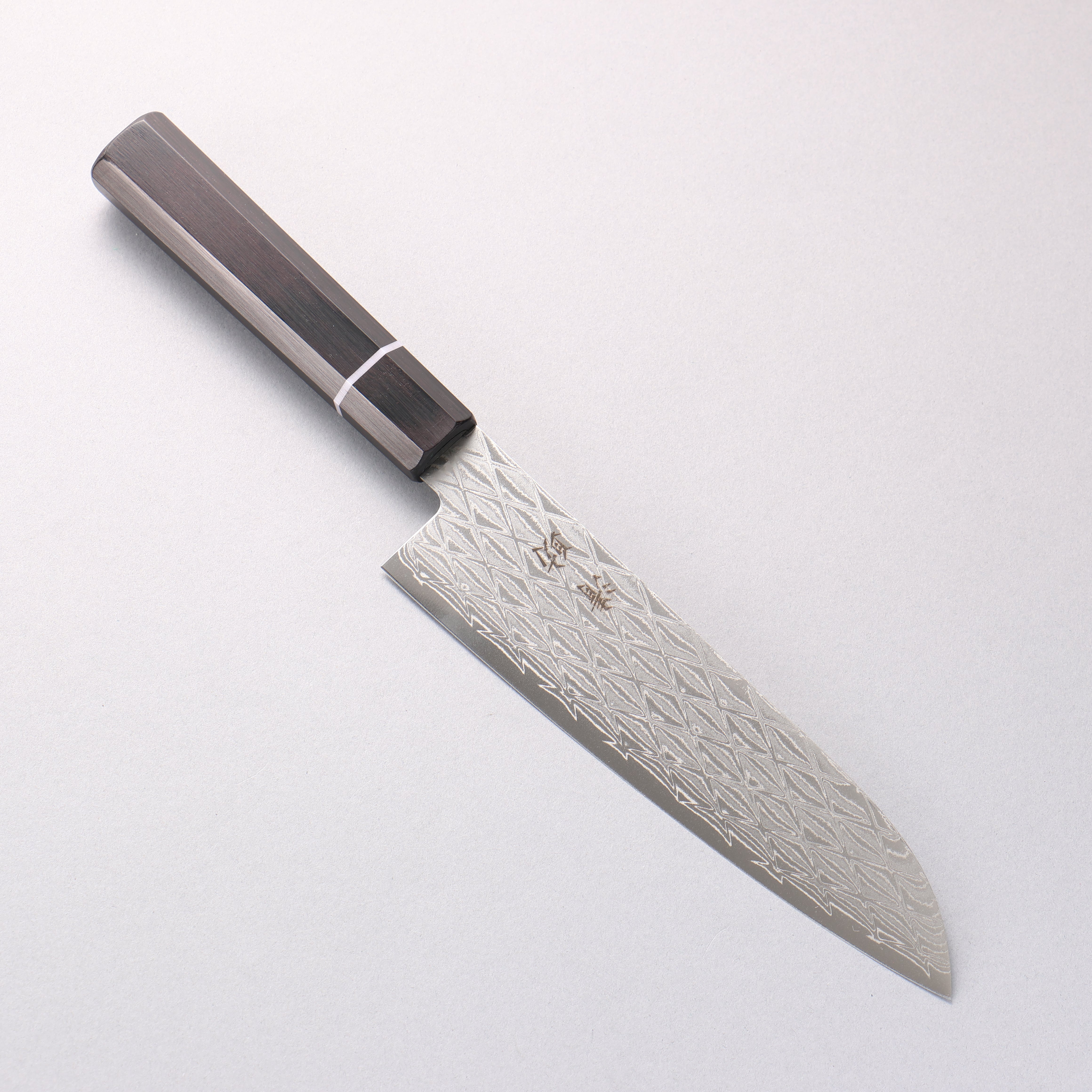 Seisuke AUS10 Espejo Cruzado Santoku 180mm Mango de madera Pakka Negro