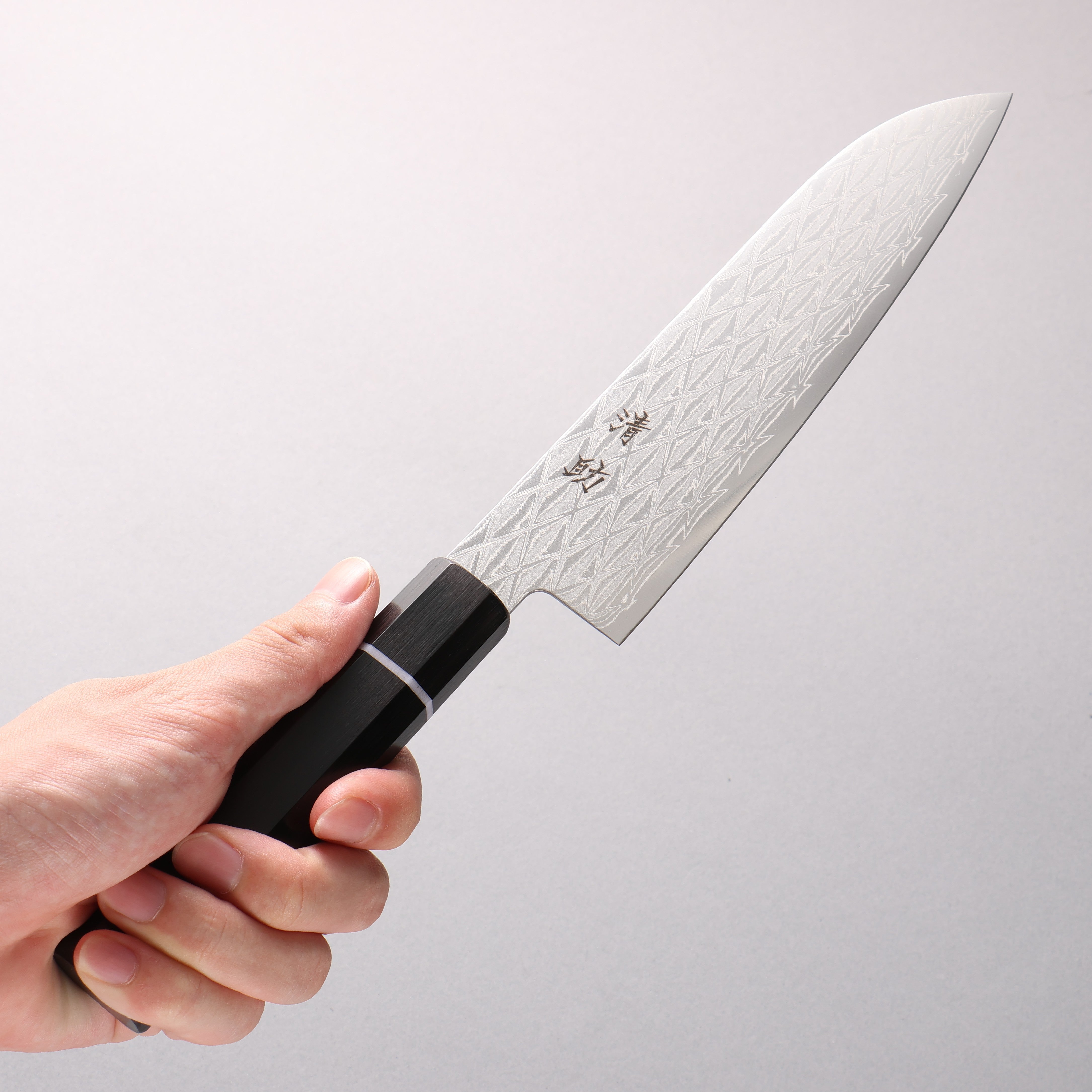 Seisuke AUS10 Espejo Cruzado Santoku 180mm Mango de madera Pakka Negro
