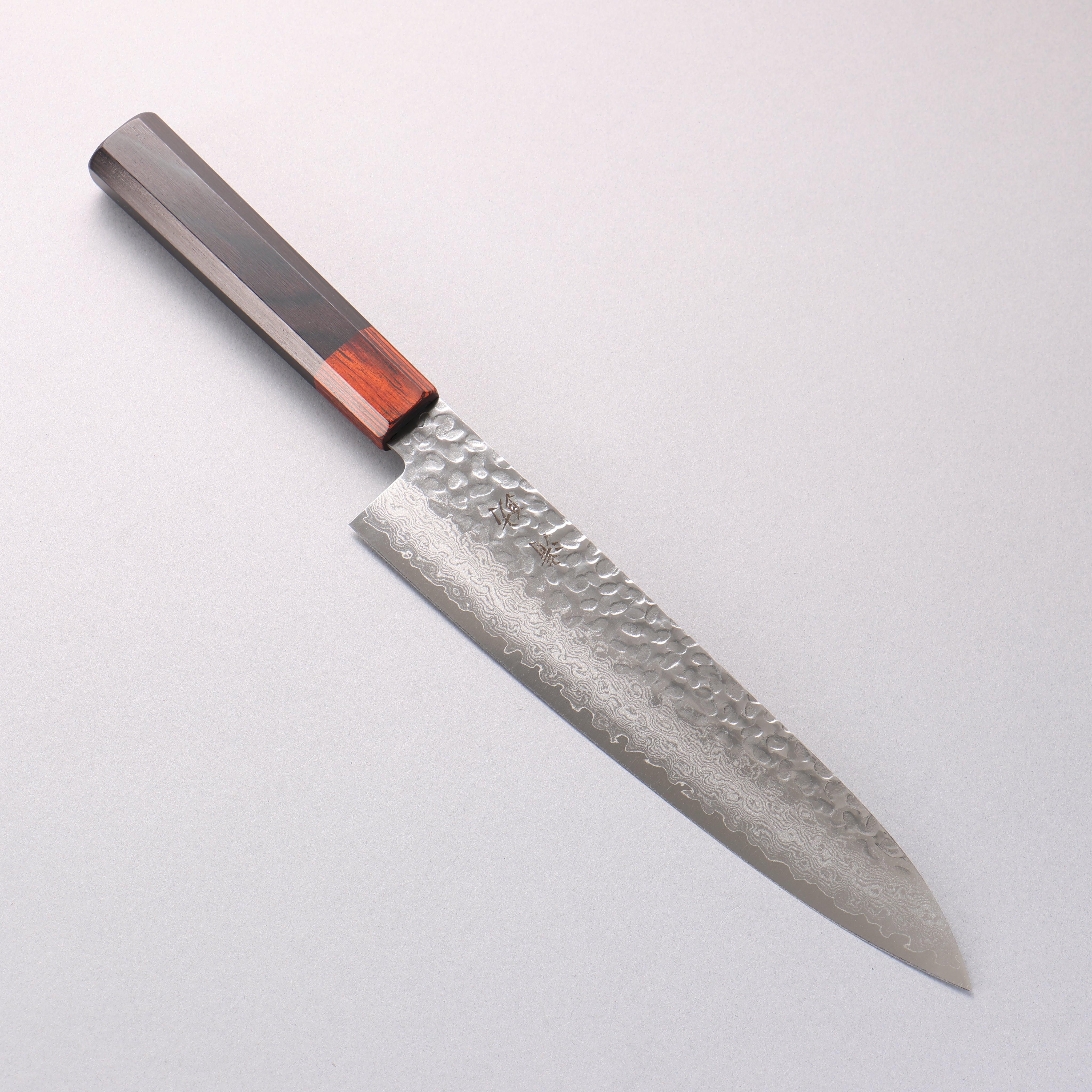 Seisuke VG10 Gyuto de Damasco martillado de 33 capas, 210 mm, mango de madera de Pakka negra